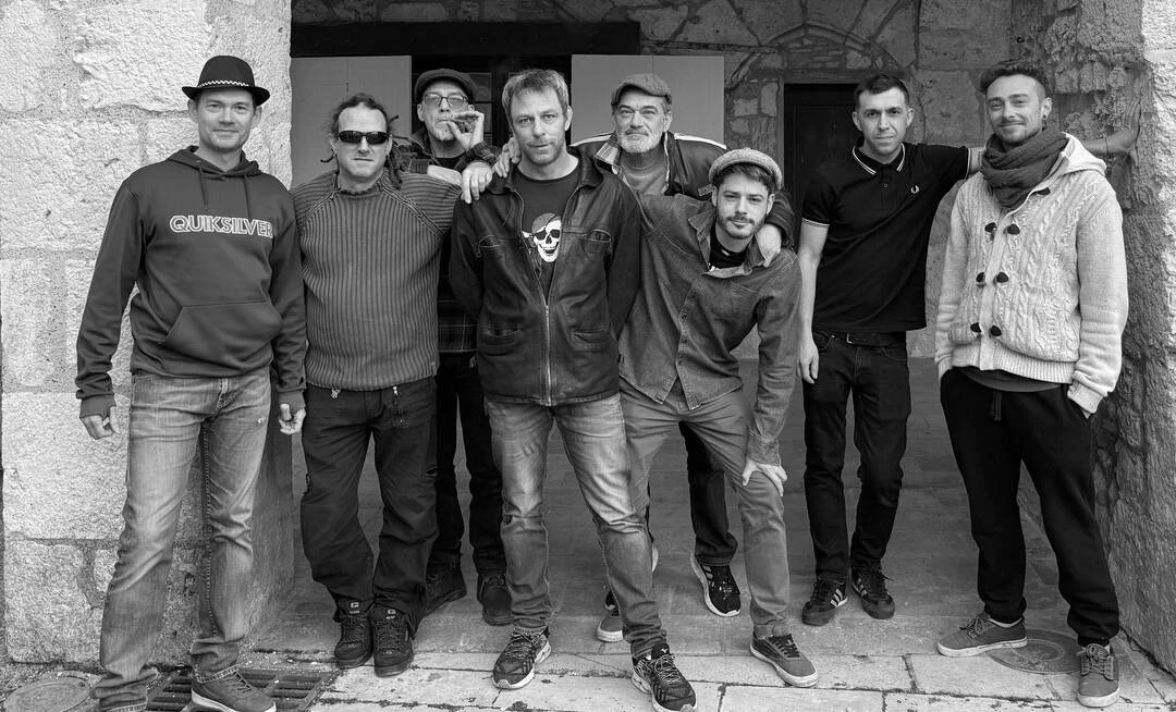 serruriers-noirs-bw-pano